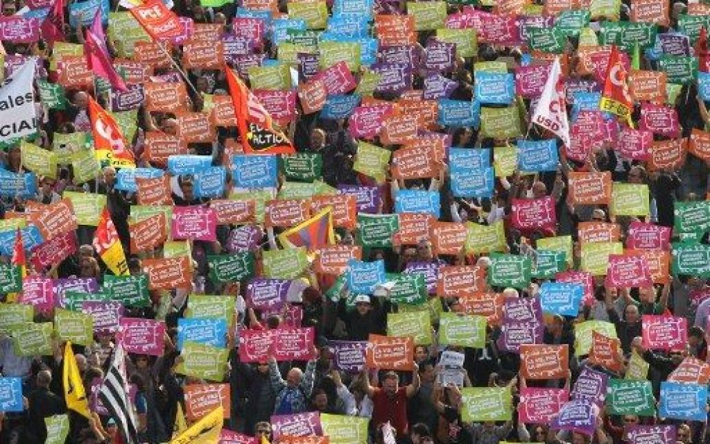Франція, Ніцца. Тисячі людей з плакатами взяли участь в акції напередодні проведення саміту G20, який відбудеться в Каннах. Анти-капіталісти промарширували вулицями Ніцци на знак протесту проти корпоративної жадібності. / © AFP