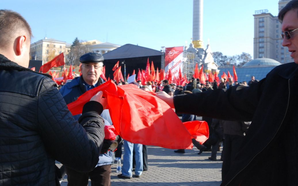 Активісти КУПР відібрали у комуністів, порвали і спалили червоний прапор / © Прес-служба ВГО "КУПР"