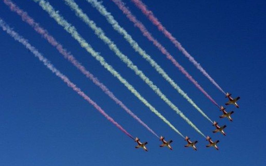 Іспанія, Мадрид. Літаки іспанської пілотажної групи "Патрулла Агіла" виступають під час урочистого військового параду на честь святкування Національного дня Іспанії. / © AFP