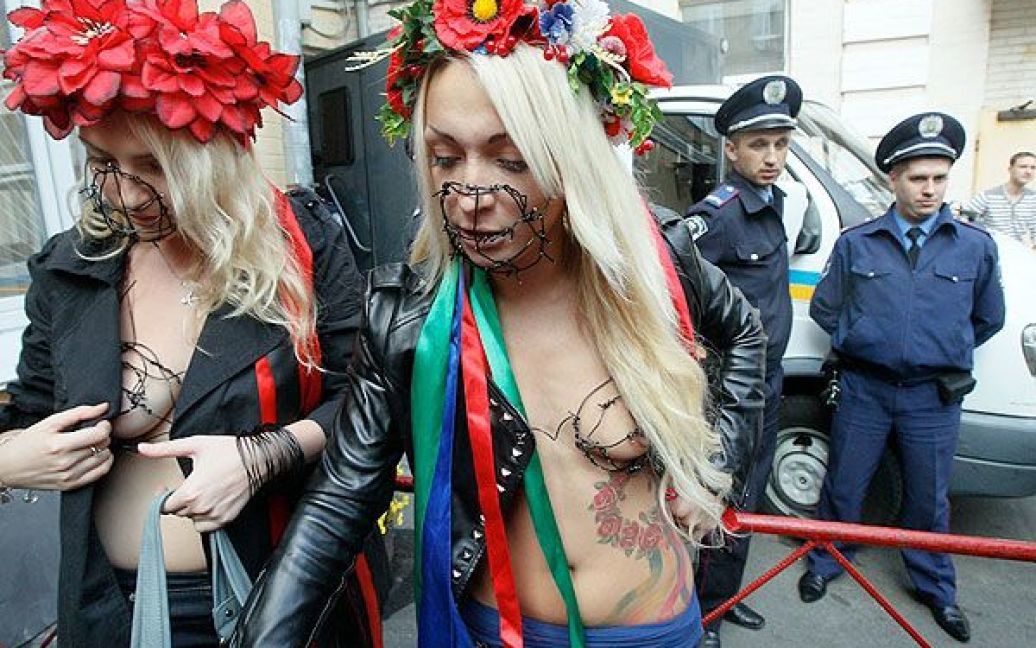 Акція FEMEN "Кусючі цицьки" перед Печерським судом в Києві / © Жіночий рух FEMEN