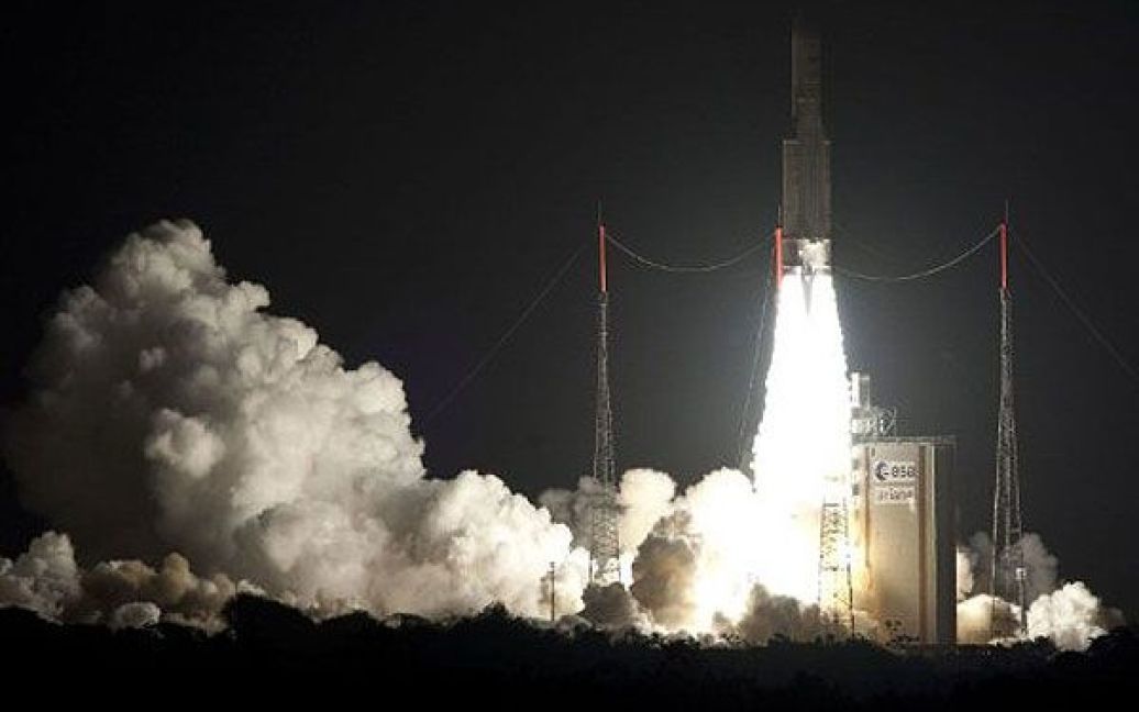 Французька Гвіана, Куру. Ракета "Аріан-5" злітає з космодрому в Куру, Французька Гвіана. "Arianespace" доставив на орбіту два телевізійні супутники: Arabsat 5C для покриття Близького Сходу і Північної Африки та SES-2 для покриття Північної Америки і Карибського басейну. / © AFP