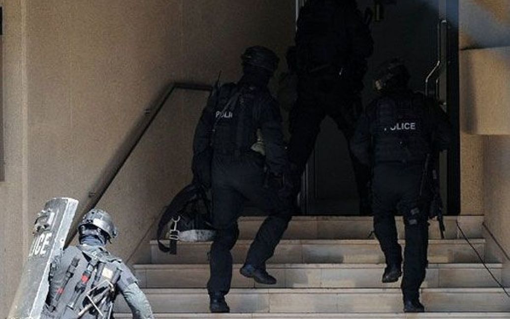 Спецназівці, озброєні тараном і бензопилою, увірвалися до суду, і за 15 хвилин провели операцію, що закінчилася без жертв. / © AFP