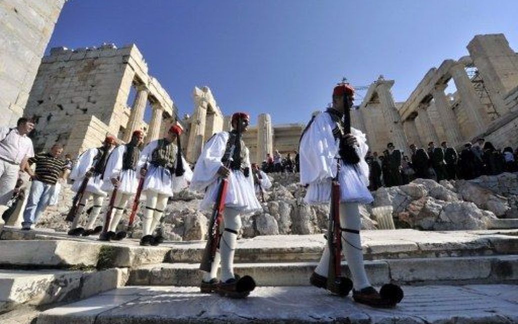 Греція, Афіни. Президентська гвардія Греції Evzoni контролює ситуацію на древньому Акрополі після того, як співробітники музеїв влаштували 48-годинний страйк. В Афінах були закриті всі музеї та археологічні пам&#039;ятники крім Акрополя, який відкрили для відвідувачів на кілька годин для щорічного святкування визволення від нацистів. / © AFP