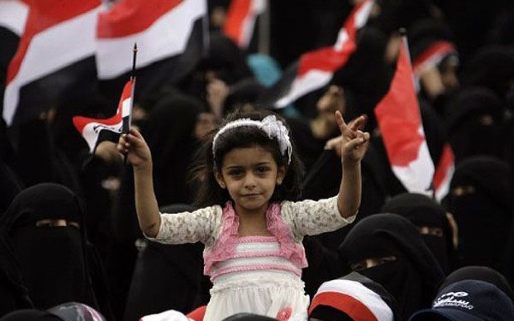 Ємен, Сана. Єменська дівчинка тримає національний прапор під час акції протесту жінок, які вимагали повалення президента Алі Абдалли Салеха у столиці Сані. / © AFP