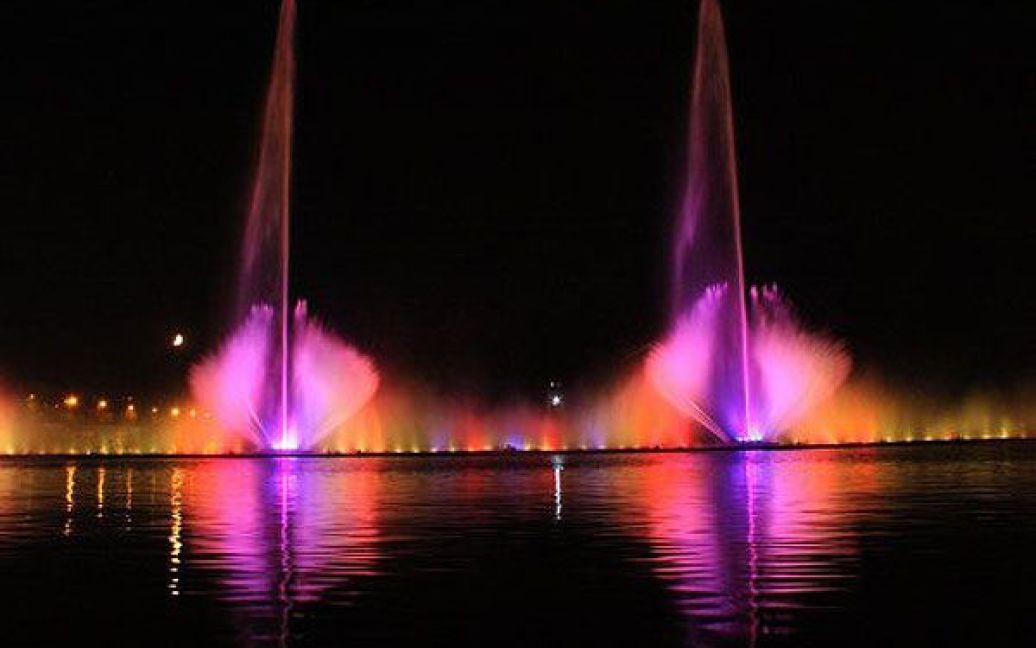 У Вінниці відкрили найбільший в Європі річковий фонтан висотою 60 метрів. / © УНІАН
