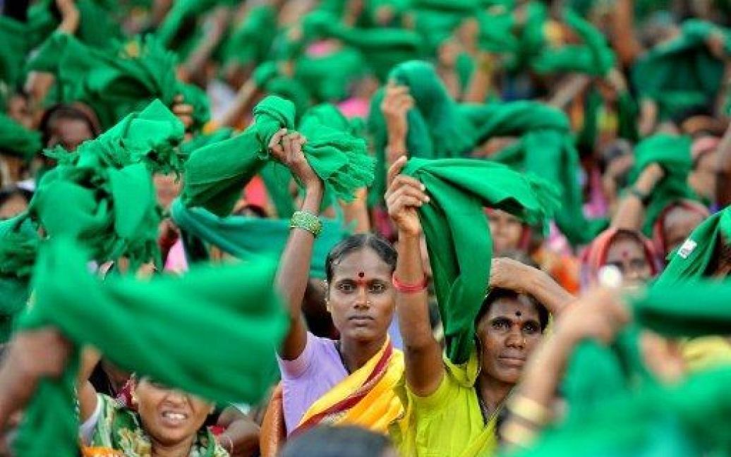 Індія, Бангалор. Жінки розмахують зеленими хустками над головами під час участі в акції протесту проти корупції. В акції протесту взяли участь фермери та їхні дружини. / © AFP