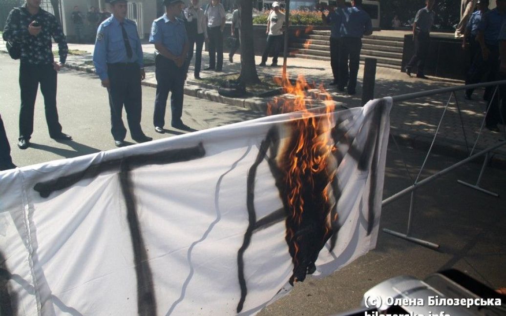 Учасники акції проти політичних репресій, яка пройшла біля Адміністрації Президента на вулиці Банковій, закидали АП димовими шашками. / © bilozerska.livejournal.com