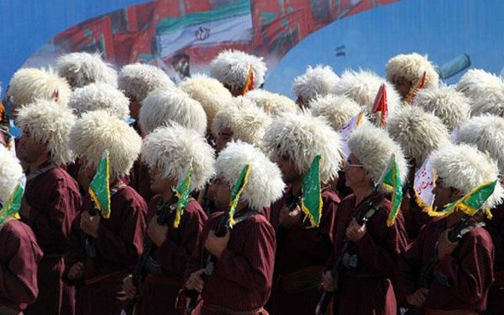 Іран, Тегеран. Туркменська військова міліція Басидж бере участь у щорічному військовому параді на честь закінчення восьмирічної війни Ірану з Іраком. / © AFP