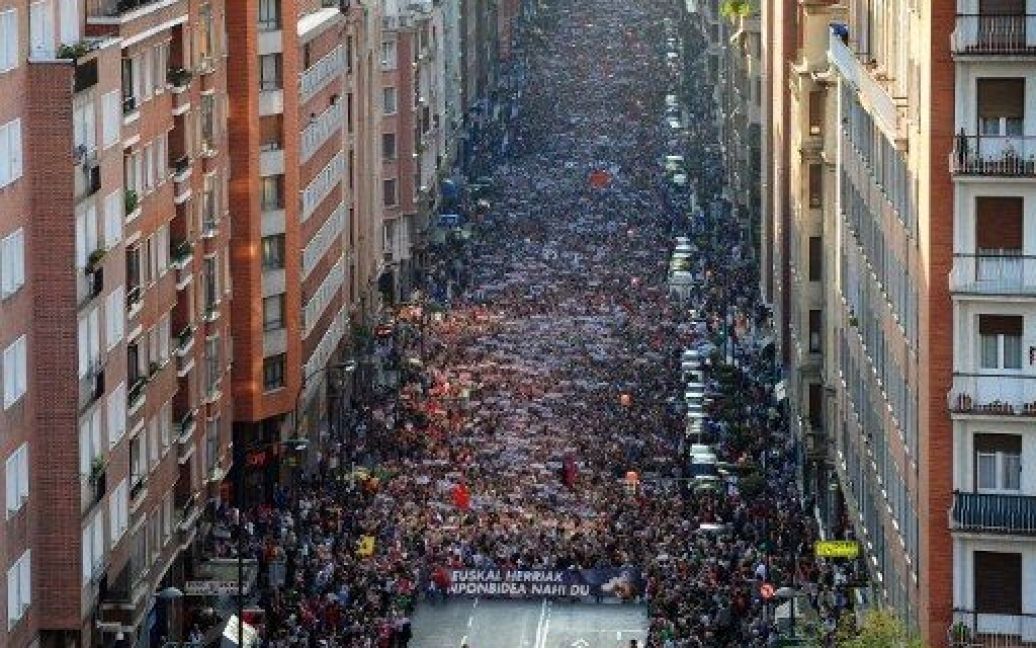 Іспанія, Більбао. Тисячі людей у баскському місті Більбао взяли участь у демонстрації за мирне і політичне рішення суперечок. Збройне баскське сепаратистське угрупування ЕТА оголосило про "остаточне припинення своєї збройної діяльності". / © AFP