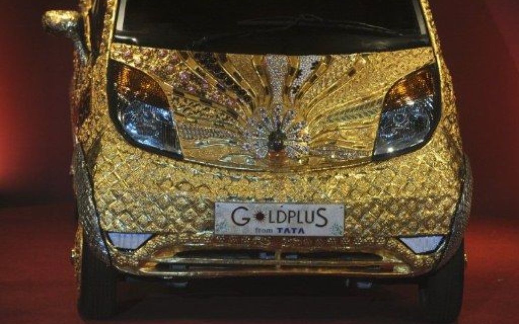 Перший у світі золотий автомобіль Tata Nano, прикрашений дорогоцінним камінням, представили в Мумбаї / © AFP