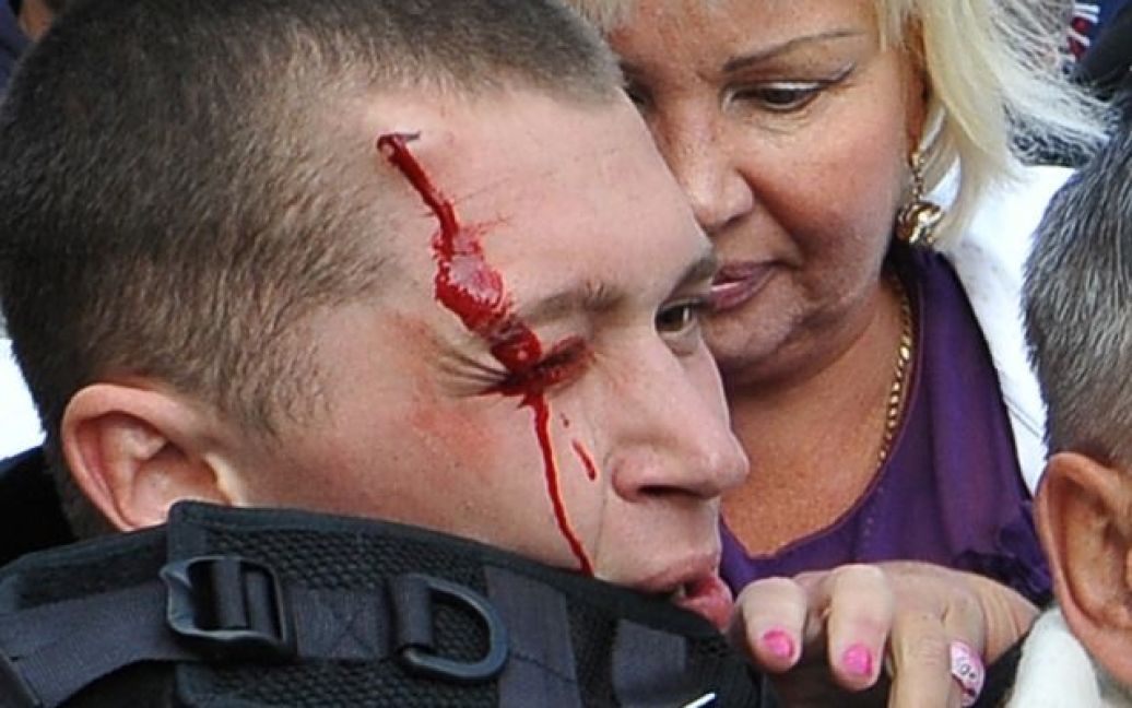 Під Печерським судом між прихильниками Тимошенко та беркутівцями виникла бійка / © tochka.net