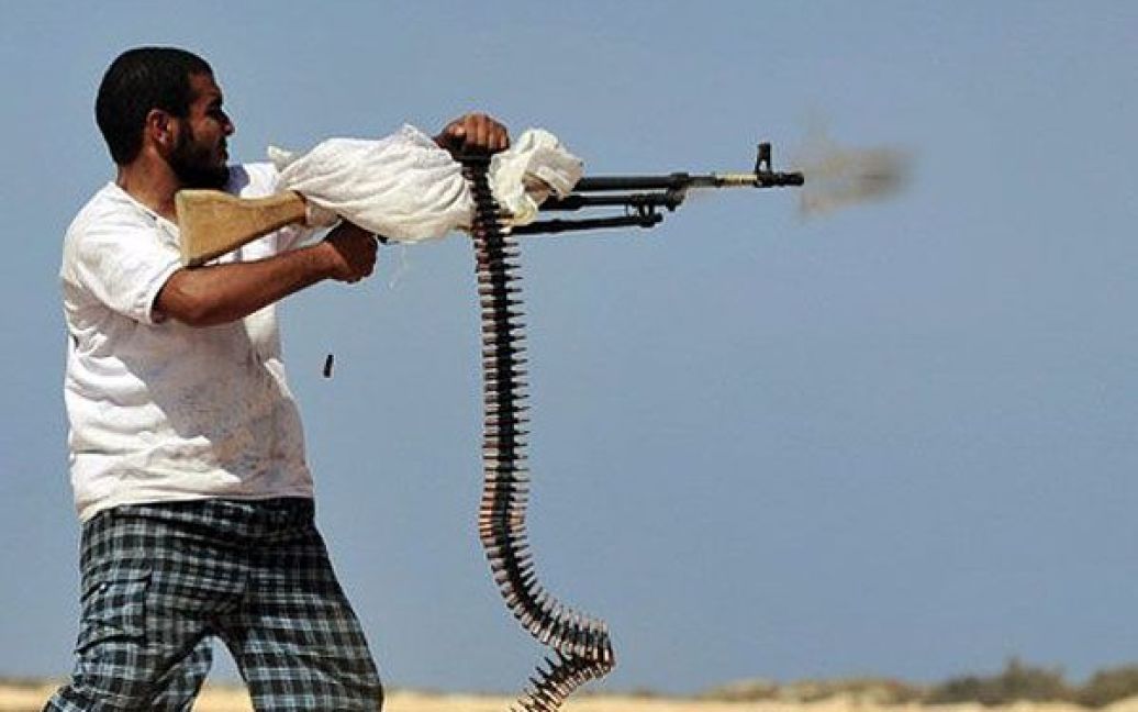 Лівійська Арабська Джамахірія, Сірт. Боєць Перехідної національної ради Лівії тренується у стрільби зі свого кулемета. / © AFP