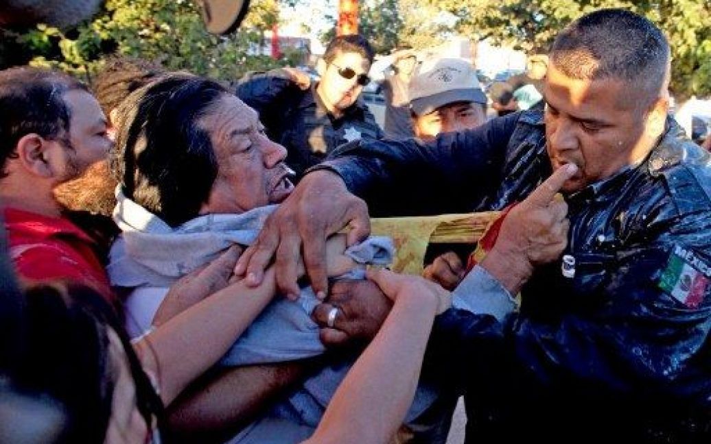 Мексика, Сьюдад-Хуарес. Зіткнення між поліцією та демонстрантами сталися під час акції протесту в місті Сьюдад-Хуарес. Виступили проти насильства та злочинів у місті, в якому у нарковійнах були вбиті більше 41 000 осіб. / © AFP