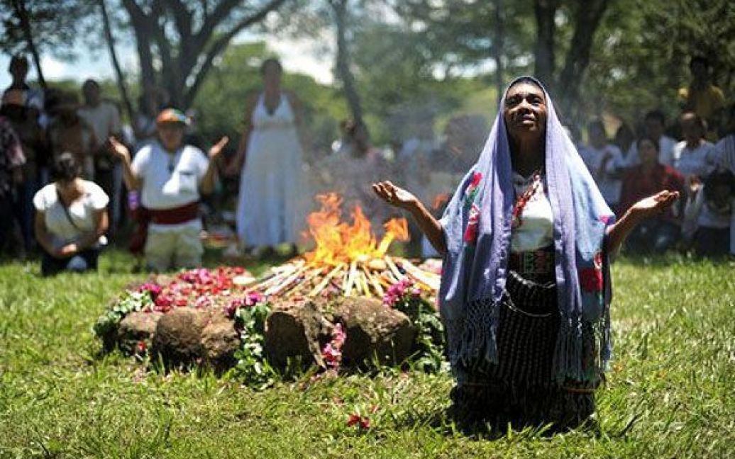 Сальвадор, Сан-Сальвадор. Жриця з народу "науа" бере участь у церемонії з нагоди осіннього сонцестояння на археологічних розкопках Чіхуатан. / © AFP