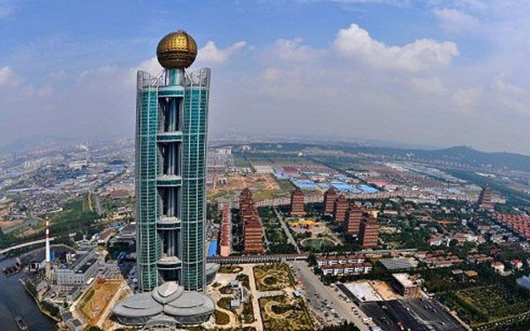 У китайському селищі Хуасі побудували міжнародний готель-хмарочос Лунсі висотою 328 метрів / © AFP