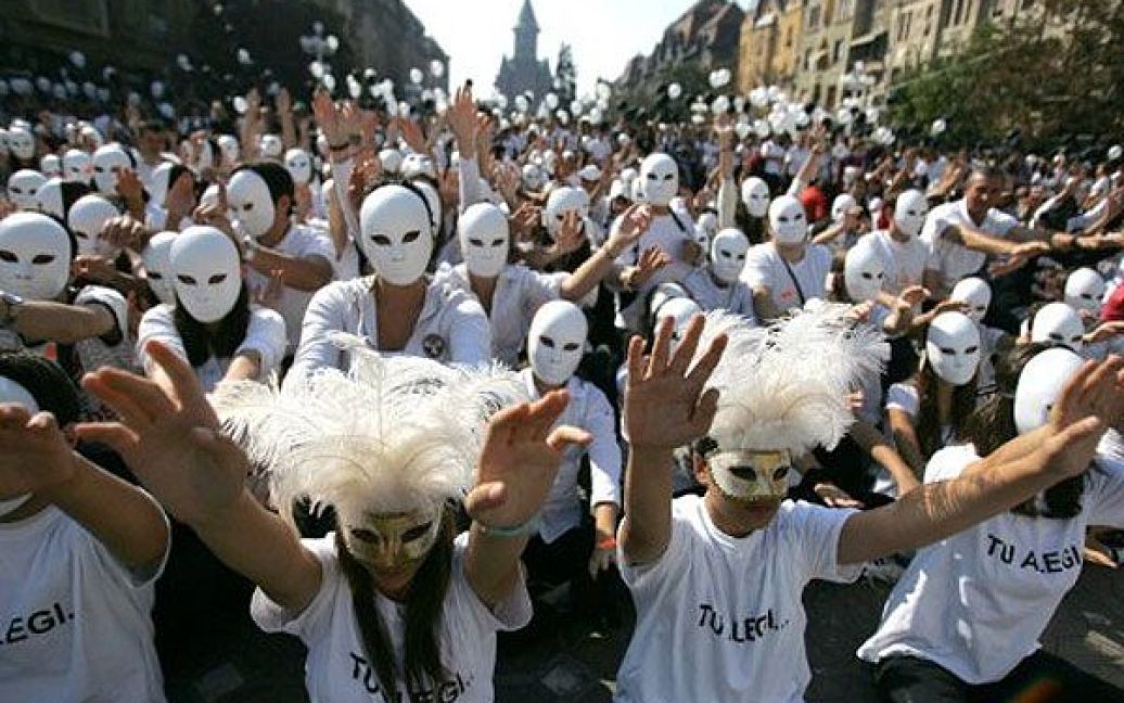 Румунія, Тімішоара. Більше тисячі молодих людей у чорних або білих масках та футболках з написом "Твій вибір" і "Спокуса наркотиків" взяли участь в акції, спрямованій на підняття обізнаності людей про наркоманію та пов&rsquo;язані з нею проблеми. / © AFP