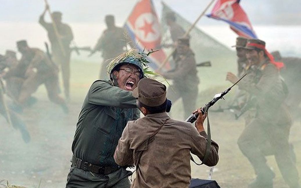 Республіка Корея, Чілгок. Південнокорейські солдати відтворюють вторгнення північнокорейських військ під час інсценування битви 1950 року на річці Нактонган. / © AFP