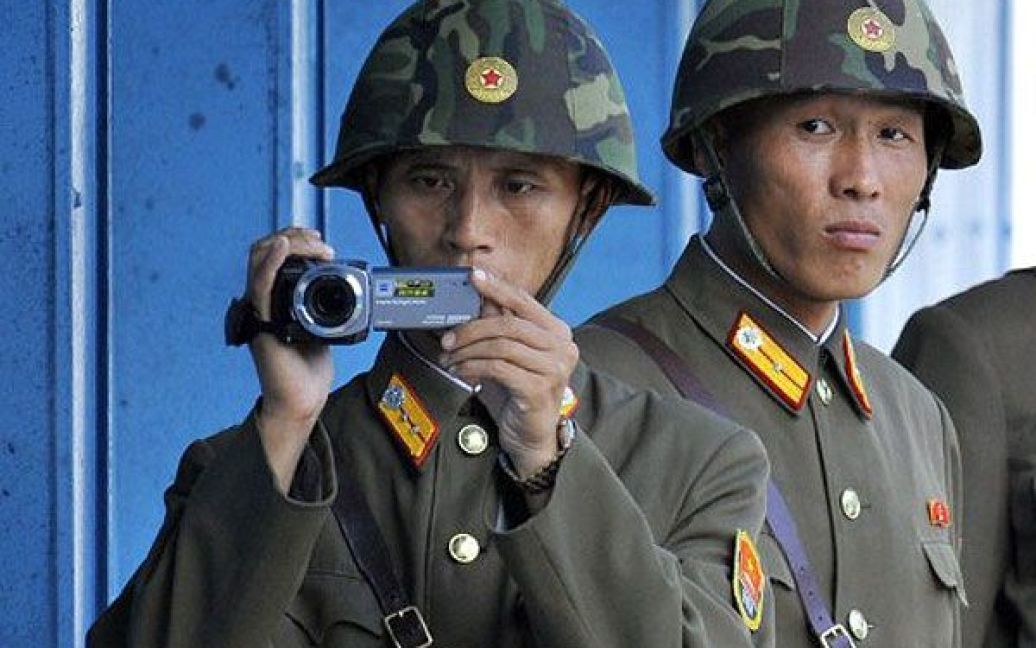 Республіка Корея, Пханмунджом. Північнокорейські солдати контролюють ситуацію, доки президент Колумбії Хуан Мануель Сантос відвідує село Пханмунджомі в демілітаризованій зоні, що розділяє дві Кореї. / © AFP