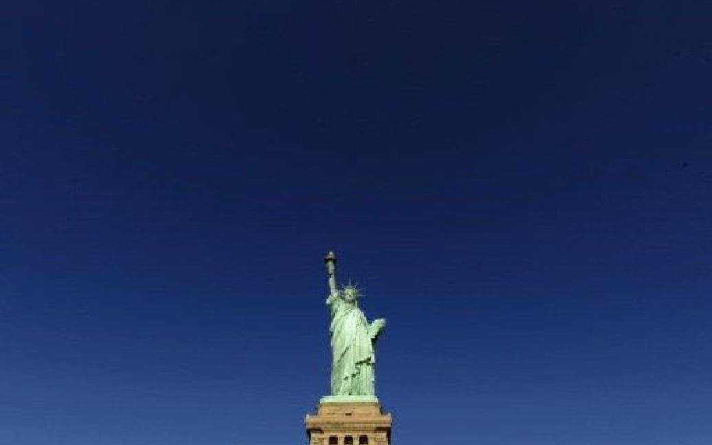 США, Нью-Йорк. В Нью-Йорку відзначили 125-річчя освячення Статуї Свободи, встановленої на Острові Свободи. / © AFP