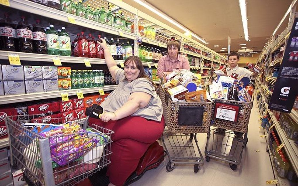 Сьюзан Еман витрачає по 8 годин, щоб наповнити їжею візки під час щомісячного візиту до супермаркету. / © Daily Mail