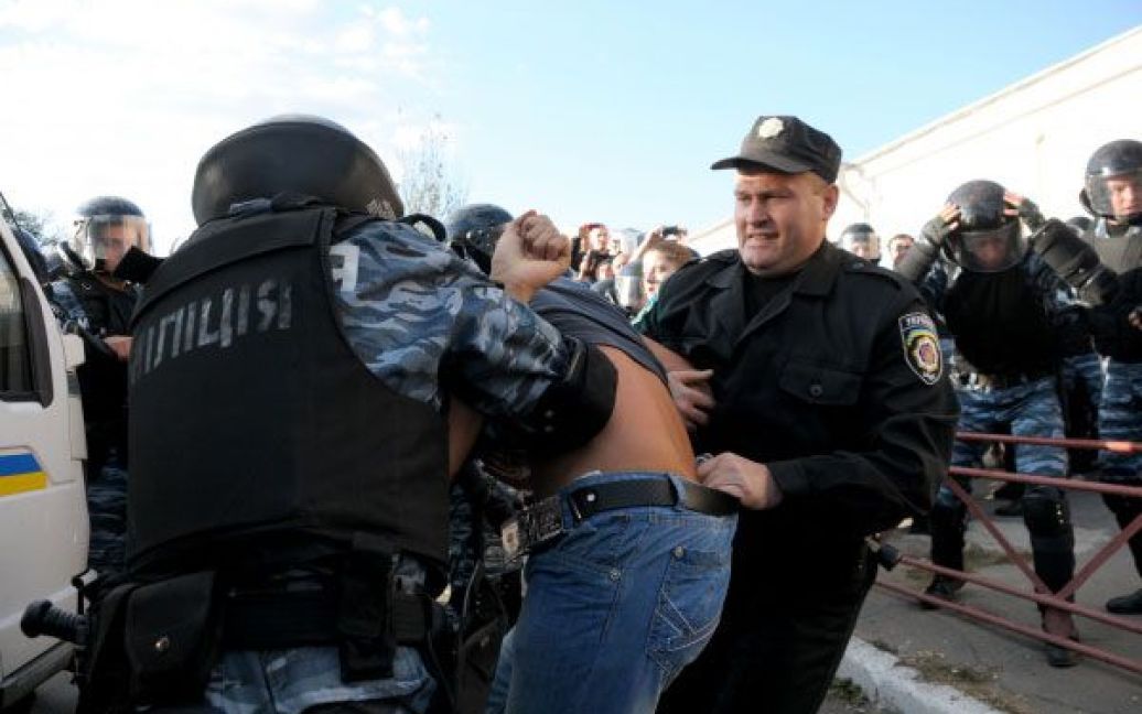 В Умані міліція жорстоко розігнала мітинг ВО "Свободи", раніше заборонений судом, більше 50 активістів були затримані. / © Украинское Фото