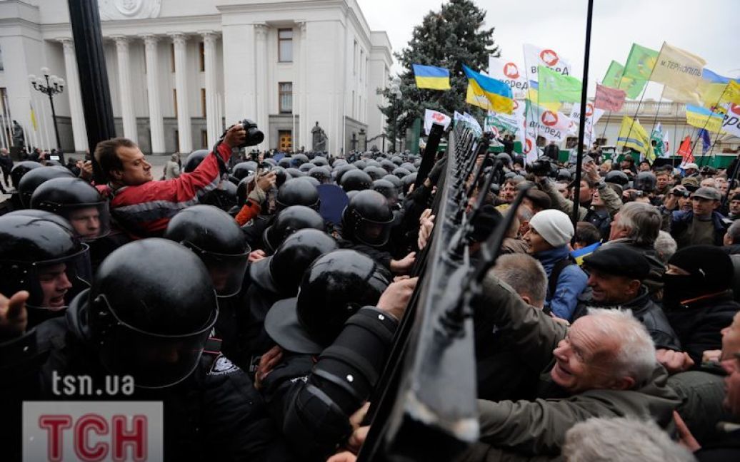 Під Радою зламали паркан, правоохоронців закидали гарбузами / © Євген Малолєтка/ТСН.ua