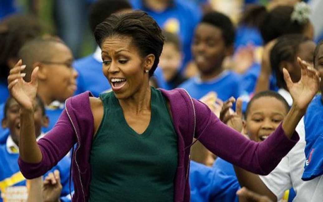 Перша леді США Мішель Обама та 400 школярів встановили новий світовий рекорд з підстрибування. / © AFP