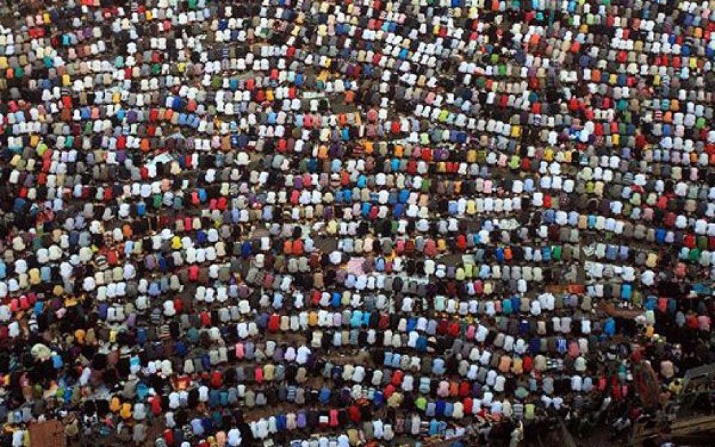 Єгипет, Каїр. Тисячі мусульман зібралися для молитви на початку триденного свята Ід аль-Фітр, яке знаменує собою закінчення священного місяця посту Рамадан, на площі Тахрір в Каїрі. / © AFP