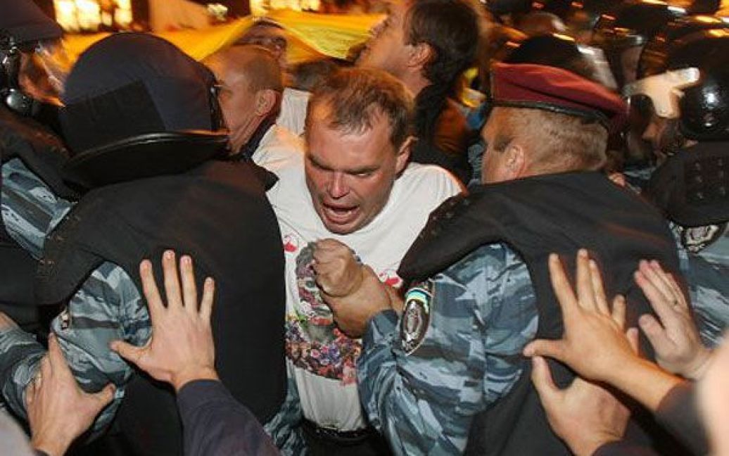 Зіткнення між "Беркутом" та учасниками пікету з вимогою звільнити Юлію Тимошенко. / © УНІАН