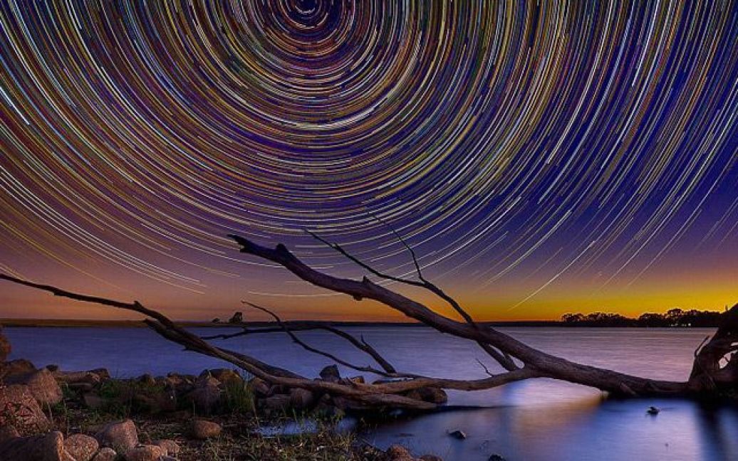 Австралійський фотограф-любитель Лінкольн Харрісон зробив унікальні знімки обертання Всесвіту, встановивши штатив на березі озера Еппалок в штаті Вікторія. / © Daily Mail