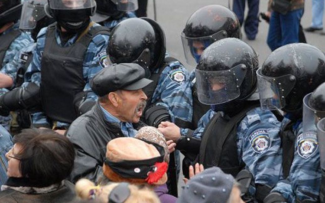 Прихильники Тимошенко і "Беркут" перед Печерським судом 11 жовтня / © УНІАН