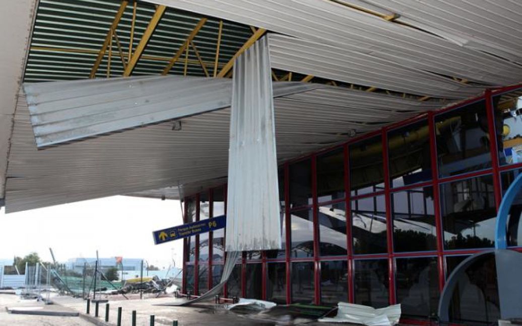 Шторм зірвав дах з другого за величиною аеропорту Португалії / © tvi24.iol.pt