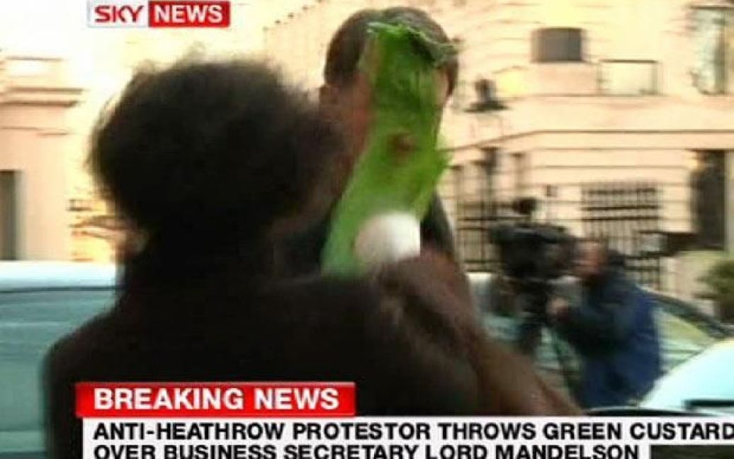 На лорда Мандельсона вилили зелений крем / © FOX News