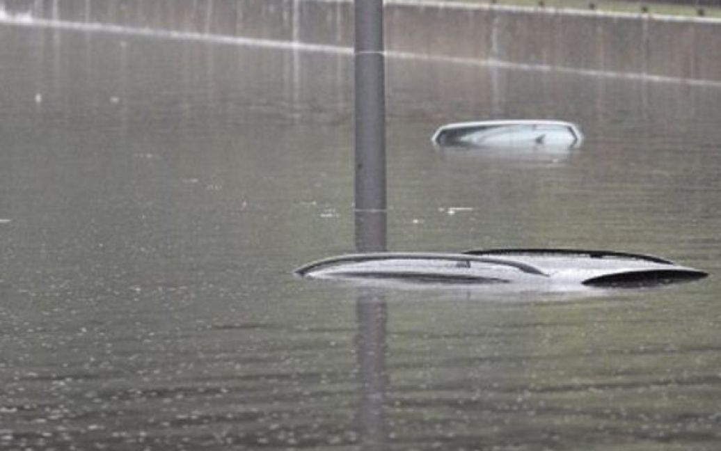 Німеччина, Бремен. Затоплені автомобілі на вулицях Бремена. Сильні зливи спричинили повінь на півночі Німеччини. / © AFP