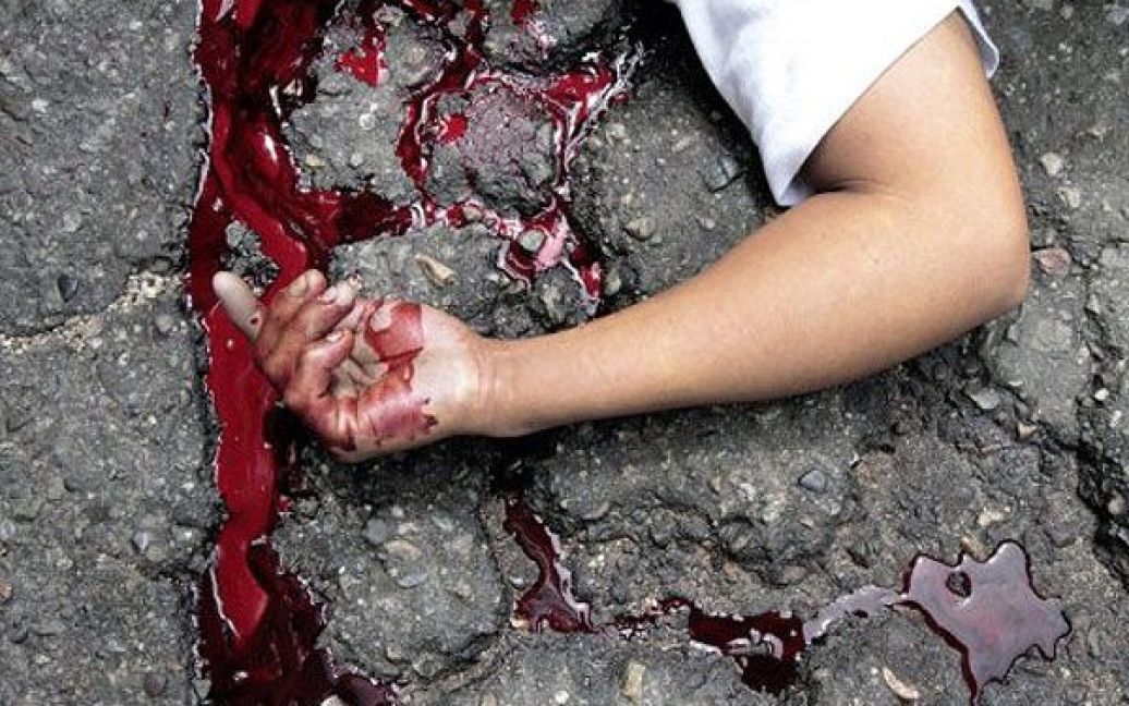 Мексика, Акапулько. Вбитий під час бандитських зіткнень хлопчик лежить на вулиці міста Акапулько. Більше 40000 людей були вбиті під час хвилі насильства, пов&#039;язаної з нарковійнами у Мексиці. / © AFP