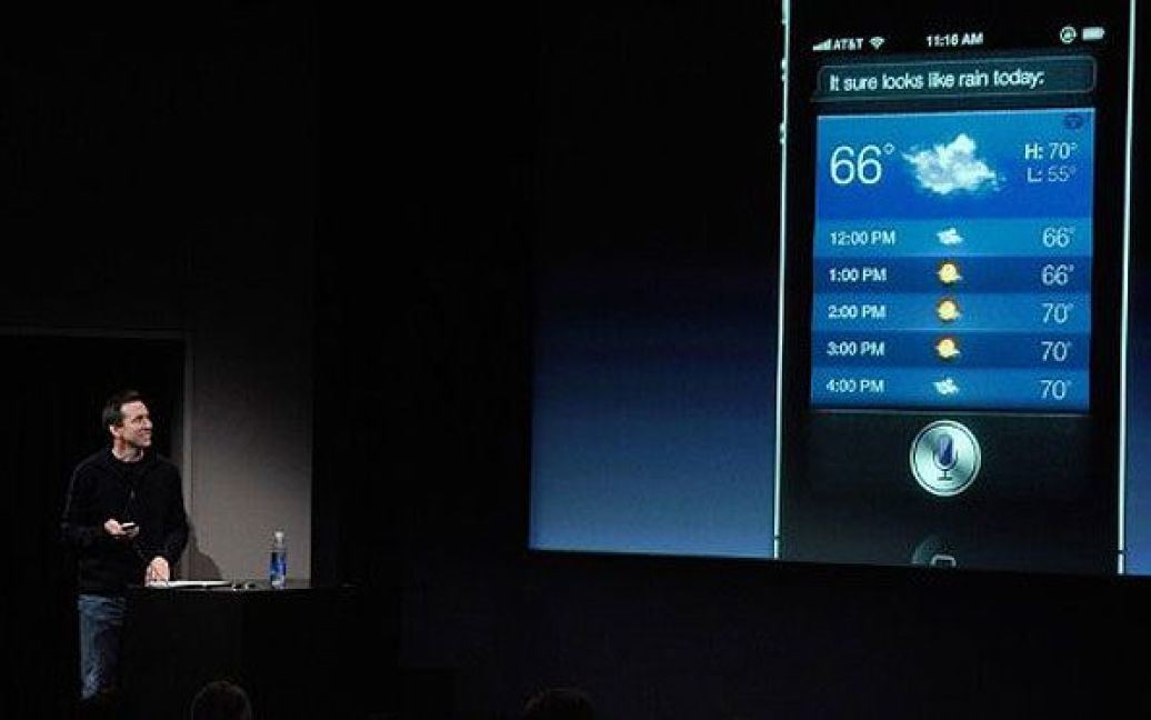 Компанія Apple на прес-конференції в Купертіно представила новий смартфон iPhone 4S / © AFP