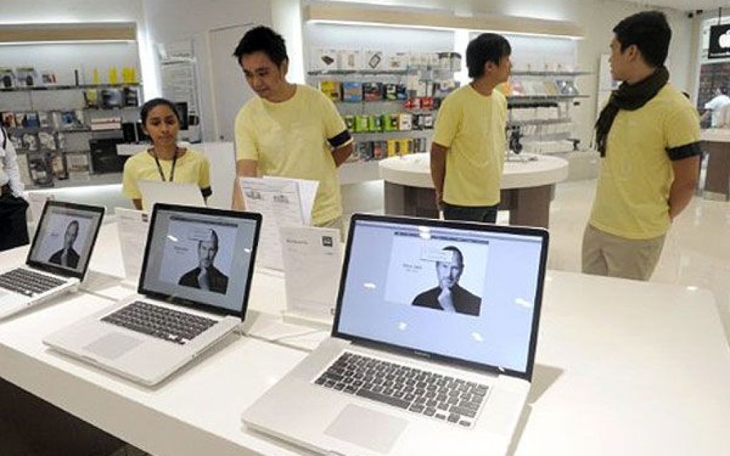 Філіппіни, Маніла. Продавці у чорних нарукавних пов&#039;язках стоять біля ноутбуків, на екранах яких завантажено головну веб-сторінку компанії Apple. Світ вшановує пам&rsquo;ять співзасновника Apple Стіва Джобса, який помер у віці 56 років. / © AFP