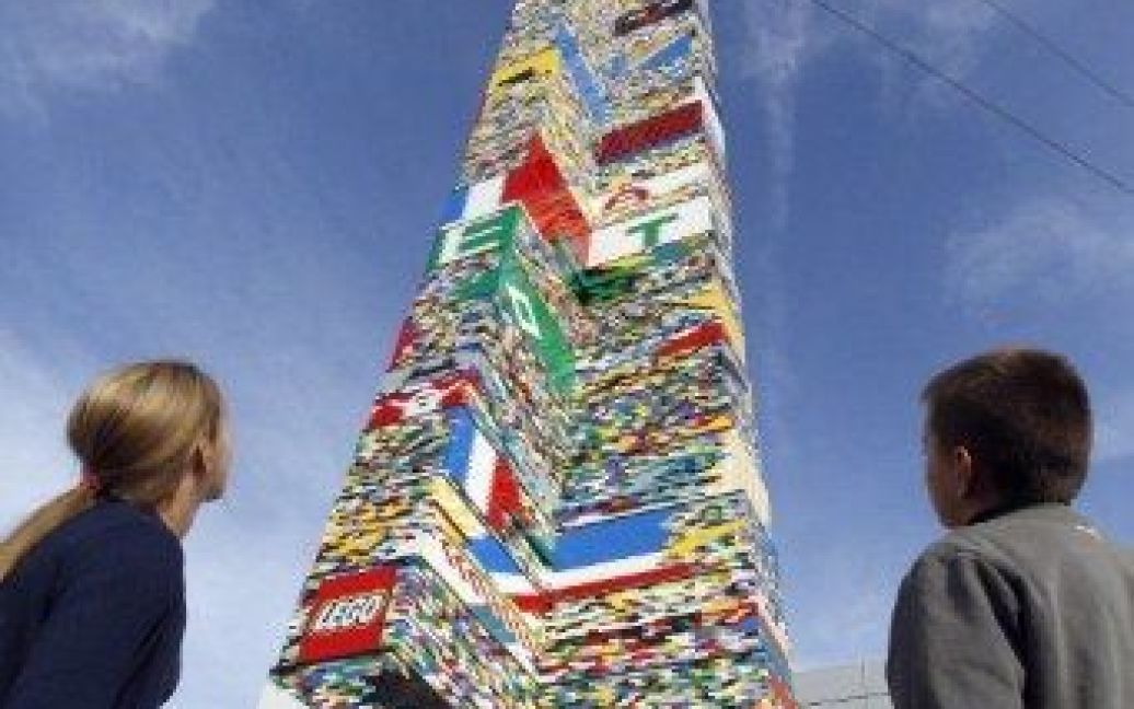 Франція, Париж. Діти дивляться на найвищу вежу в світі, зібрану з конструктору Lego. Вежу встановлено на виставці Kidexpo, присвяченій іграм та дозвіллю дітей. / © AFP