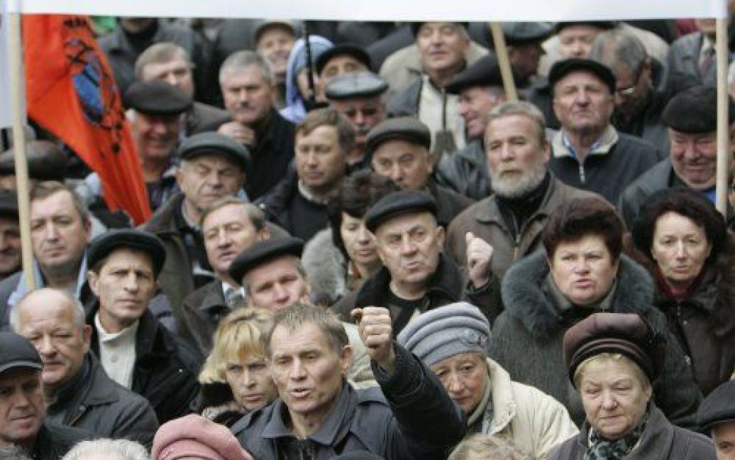 Перед будівлею Кабінету міністрів чорнобильці провели акцію протесту проти скасування пільг. / © УНІАН