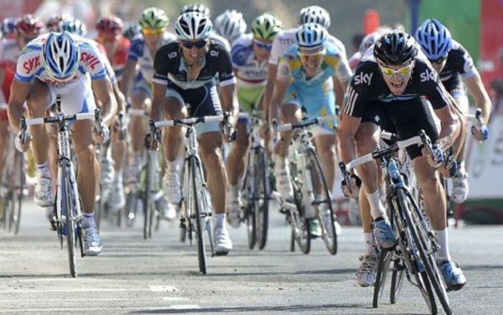 Іспанія, Плаяс де-Оріуела. Австралійський велогонщик Крістофер Саттон з команди "Sky Procycling" перетинає фінішну лінію під час другого етапу іспанської велогонки "Вуельта". / © AFP