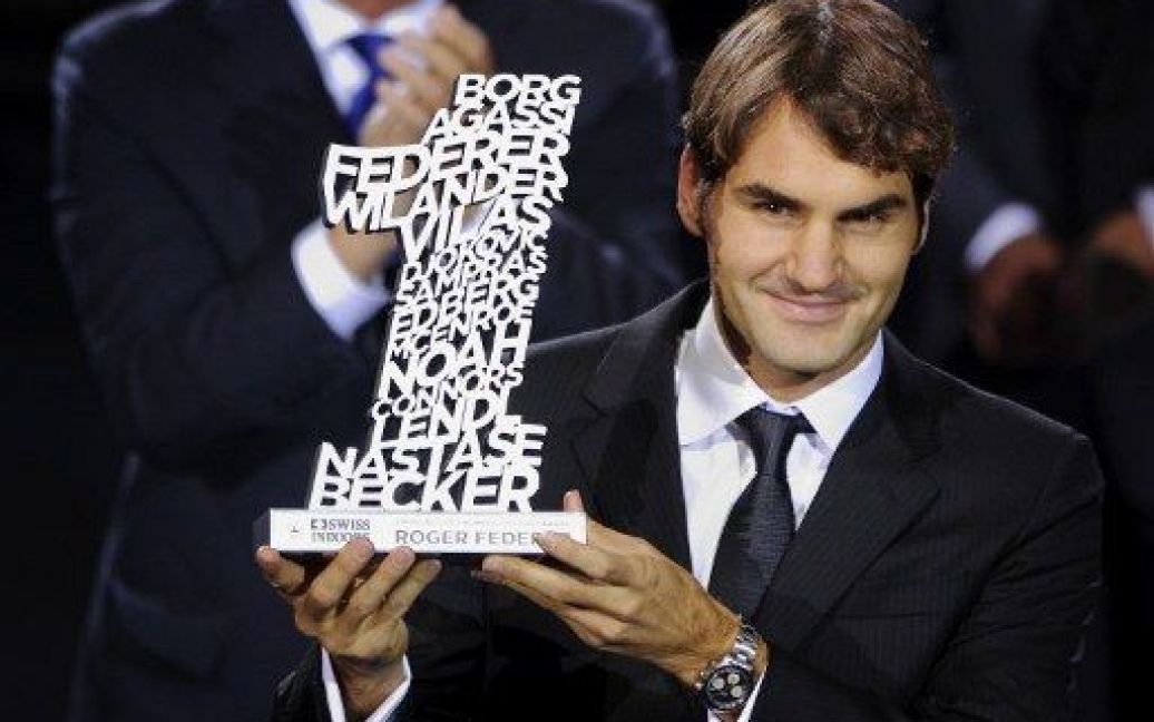 Швейцарія, Базель. Швейцарський тенісист Роджер Федерер отримав історичну нагороду &ndash; "Трофей номер 1" після тенісного турніру ATP в Базелі. / © AFP