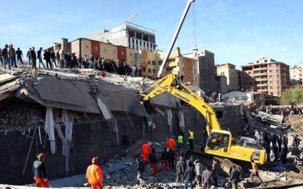 В Туреччині стався потужний землетрус, в результаті якого загинули сотні людей. / © AFP