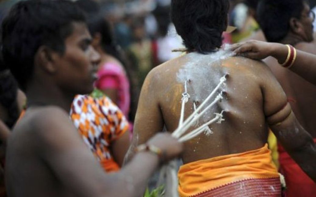 Шрі-Ланка, Коломбо. Тамільці, етнічна меншина Шрі-Ланки, відзначають індуїстський фестиваль Адіпура. Протягом 4 десятиліть етнічного конфлікту на острові загинули більше 100 тисяч людей. / © AFP