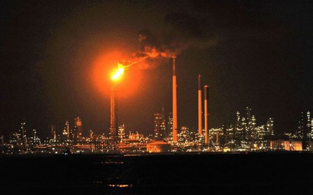Сінгапур. Пожежа на нафтовидобувному комплексі голландської компанії Shell Pulau Bukom сталась у Сінгапурі. / © AFP