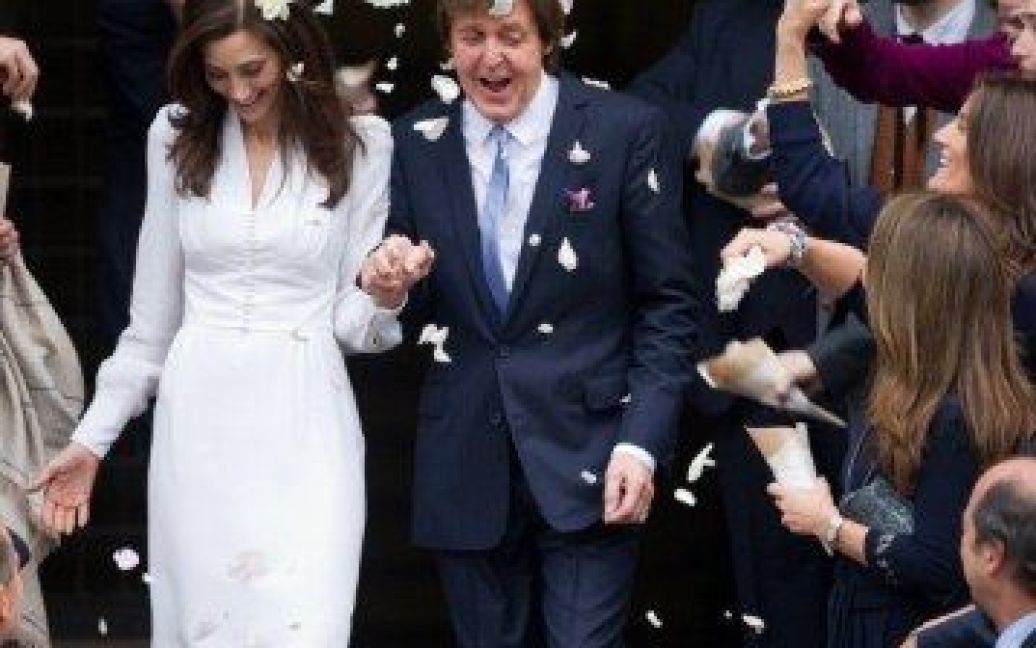 У центрі Лондона пройшла весільна церемонія легендарного учасника гурту The Beatles, сера Пола Маккартні і американки Ненсі Шевелл. / © AFP