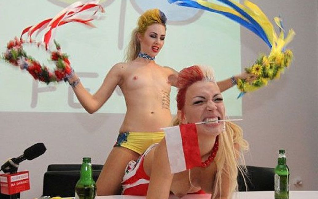 Польща, Варшава. Активістки жіночого руху FEMEN влаштували акцію протесту "Євро-2012: корупція і проституція" прес-конференції в Центрі культури у Варшаві. Оголені дівчата постали у образі "Блядека" і "Блядка" &mdash; альтернативних талісманів Євро-2012, які люблять секс, футбол і алкоголь. / © AFP
