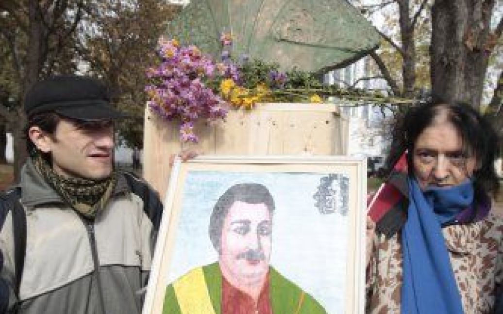 Після заходу бюст Мазепи забрали, щоб його не пошкодили хулігани. / © УНІАН