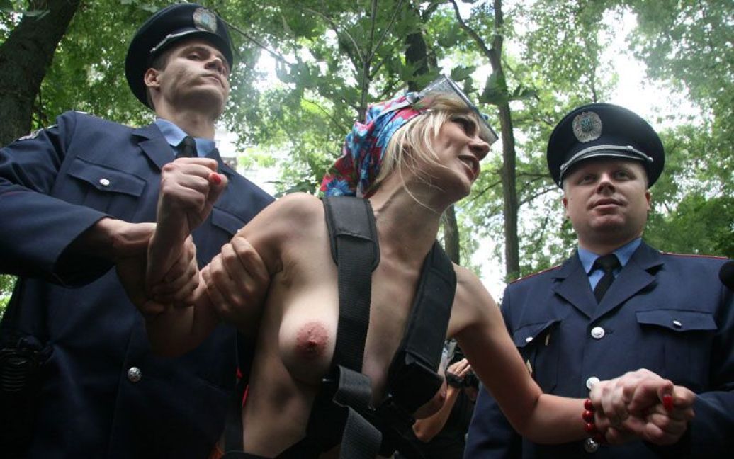 На День Незалежності жіночий рух FEMEN провів в центрі Києва топлес-акцію "День залежності" / © Жіночий рух FEMEN