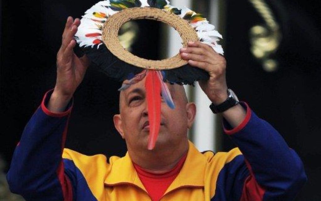 Шамани з кількох індіанських племен відвідали президентський палац "Мірафлорес" в столиці Венесуели Каракасі, щоб своїми ритуалами допомогти Уго Чавесу відновитися після раку. / © AFP