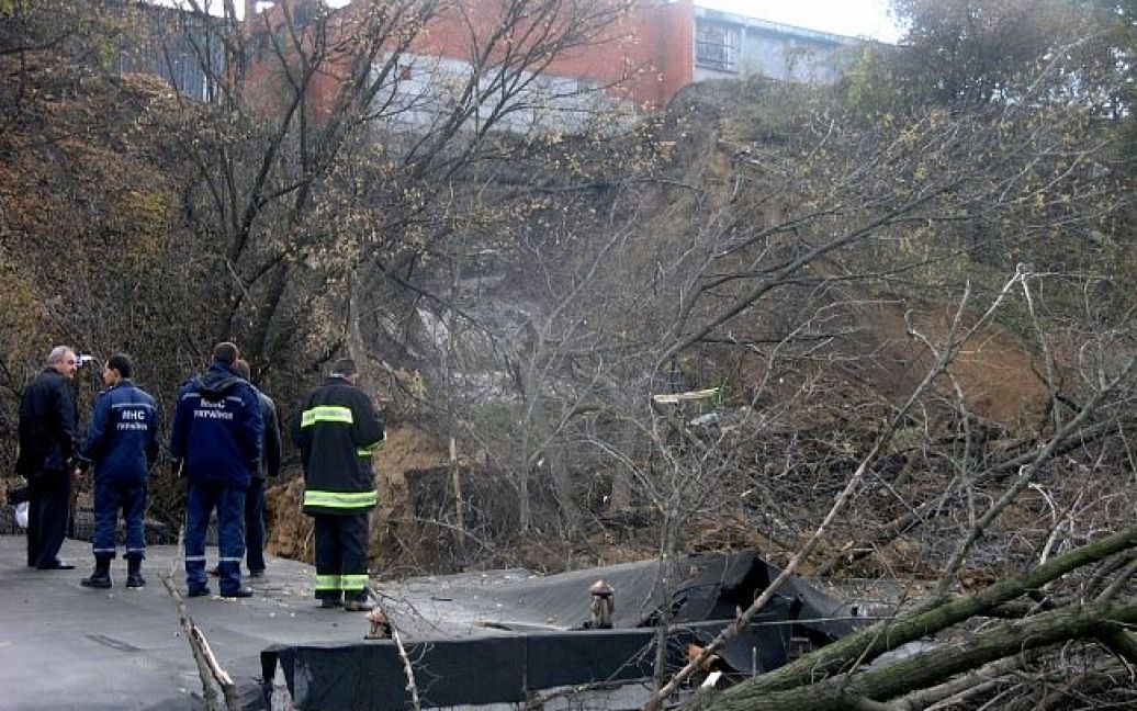 У Дніпрі зсув грунту розтрощив десятки гаражів та пошкодив підземний водопровід. / © прес-служба МНС